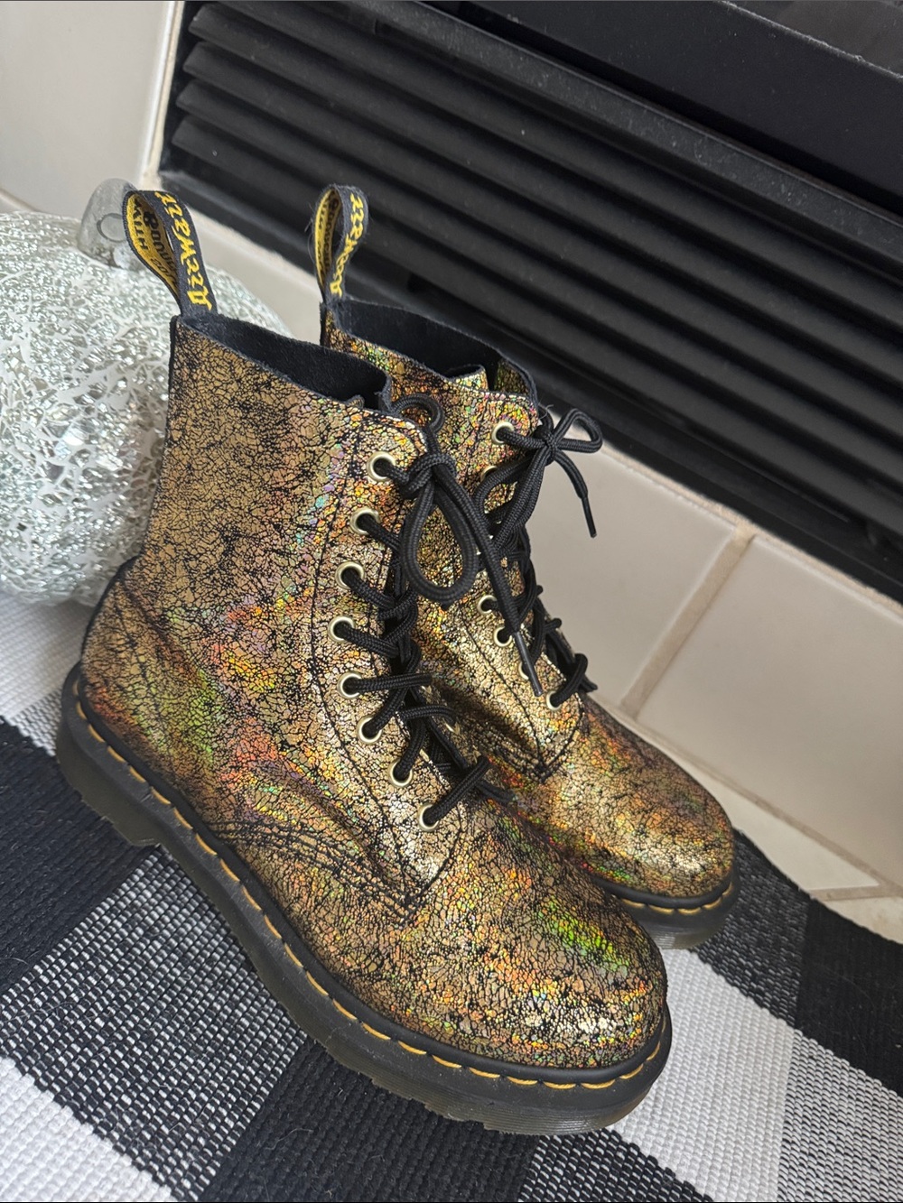 DR Martins Women’s 1460 Pascal Gold Dr Martens sz 8